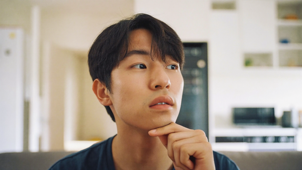 안 아픈 사랑니를 빼야 할지 고민하는 남성