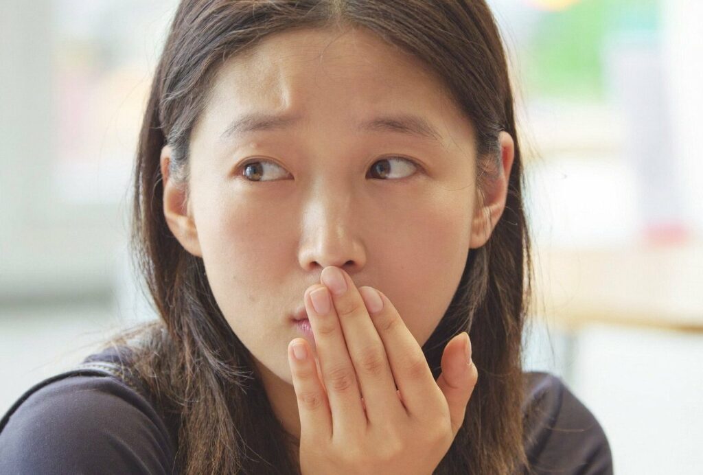 양치해도 사라지지 않는 입냄새를 걱정하는 여성