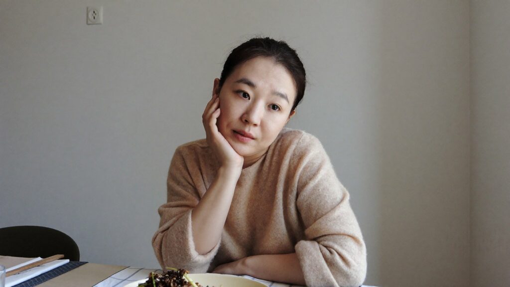 식사 후 치아 사이 음식물 끼임으로 불편한 모습