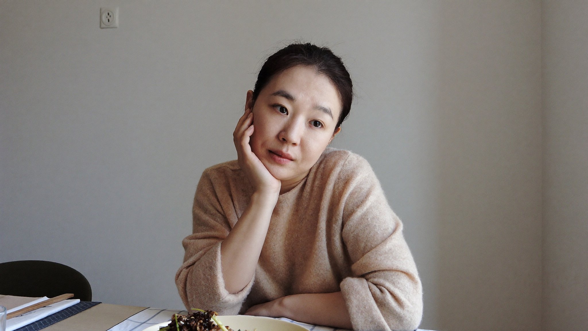 식사 후 치아 사이 음식물 끼임으로 불편한 모습