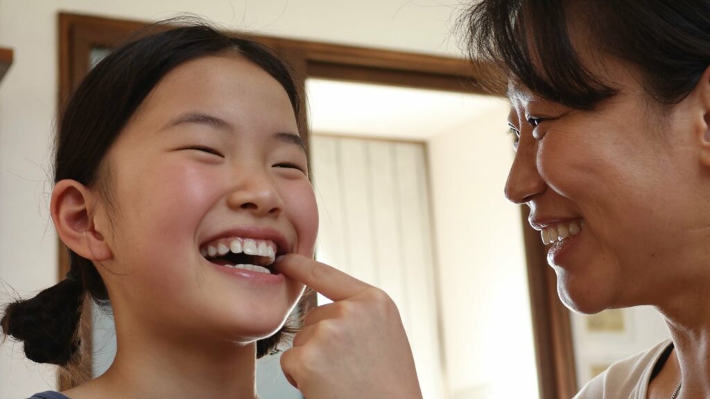 아이 송곳니가 나오는지 확인하는 엄마