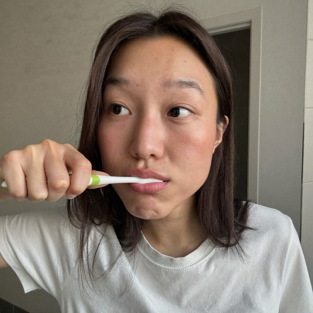 둔촌동 치과가 안내하는 맨 끝 어금니 관리, 안쪽 어금니까지 칫솔을 넣어 꼼꼼히 양치하는 모습